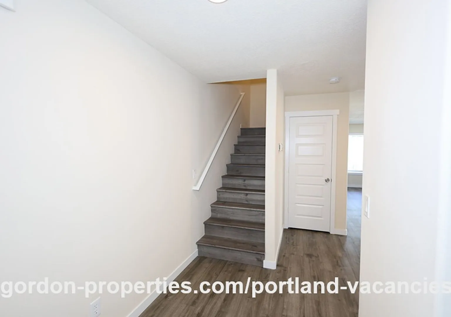 SE 121st Ave- 3 bedroom townhome with gas fireplace — Photo 3