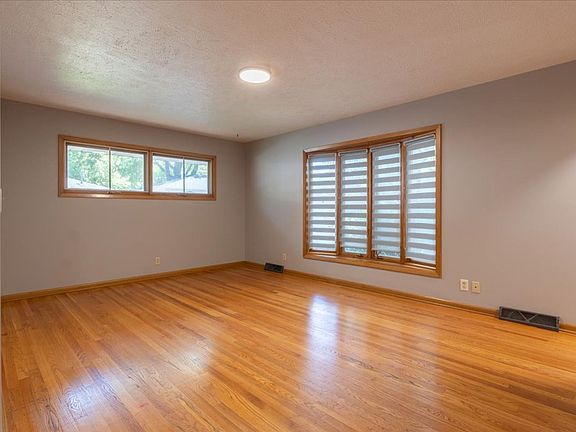 3rd image of 7221 Lexington Ave