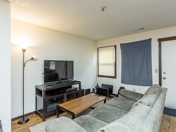 5th image of 1113B Reservoir St