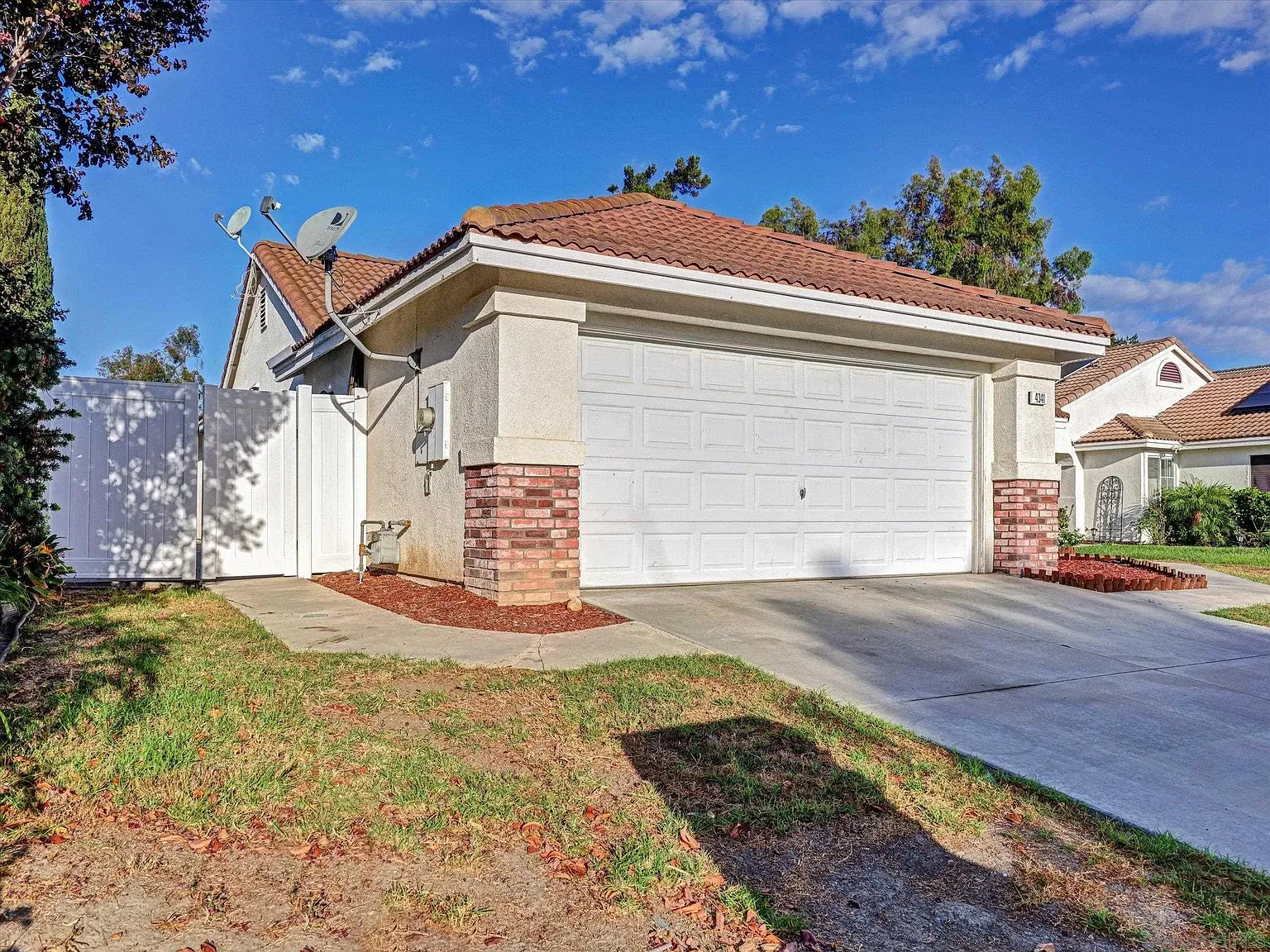 3 bed, 2.0 bath, 1318 sqft, $4,400 — Photo 2