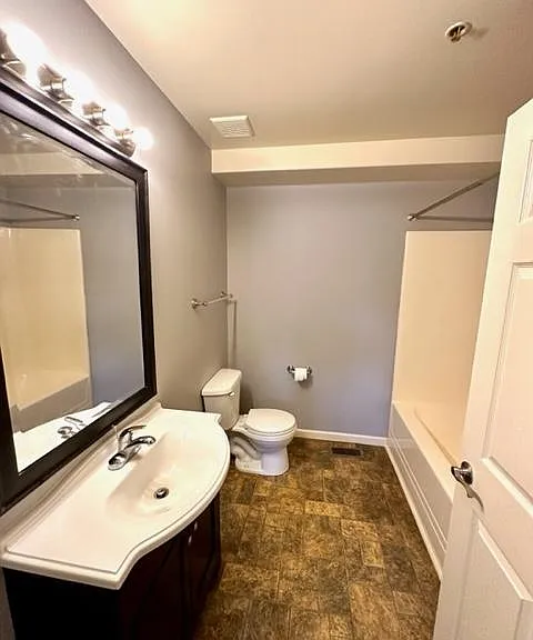 558 Broadway, Apt 4 - Bath 1