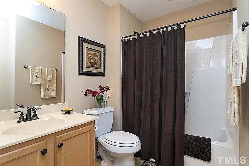 3 bed, 2.5 bath, 1420 sqft, $2,200 — Photo 3