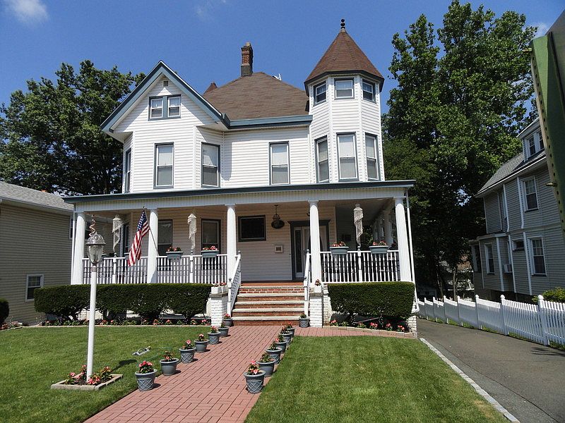 Welcome Home
						:
						3 floors of living with a wrap around porch. A house that says: Welcome Home!