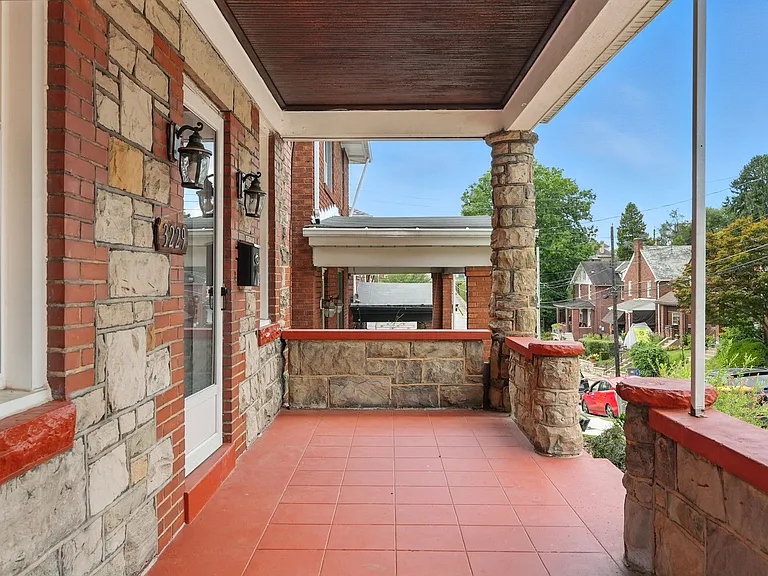 3229 Beacon Hill Ave — Photo 3