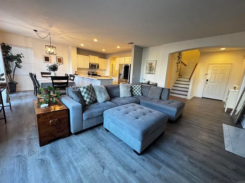 3 bed, 2.5 bath, 1767 sqft, $4,150 — Photo 2