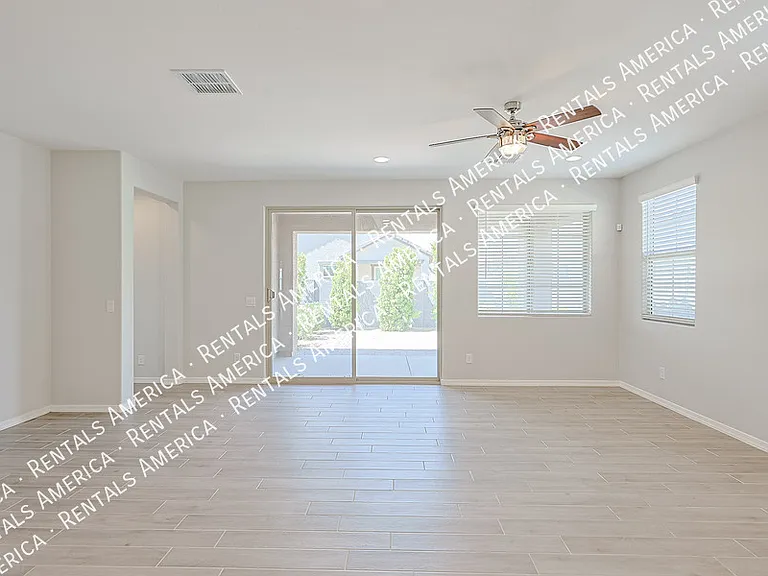 10218 W Piccadilly Rd — Photo 9