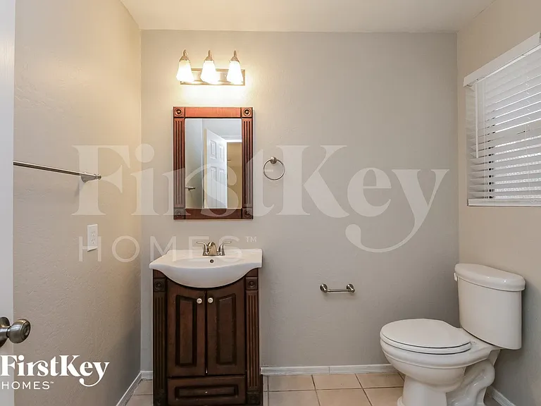 934 E Elgin St — Photo 13