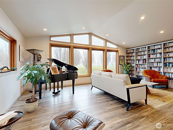 4th image of 2425 Country Club Road