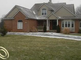 316 Moon Ridge Dr, Milford, MI 48380