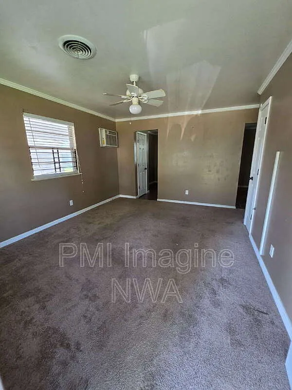 3 bed, 1.0 bath, 884 sqft, $1,050 — Photo 2