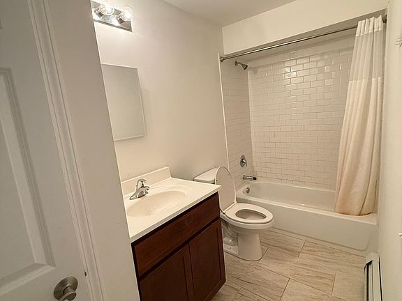 3rd image of 15 E Dundee Quarter Dr