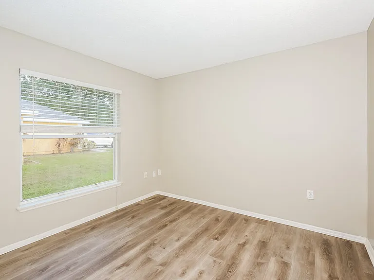 905 Louvre Ct — Photo 12