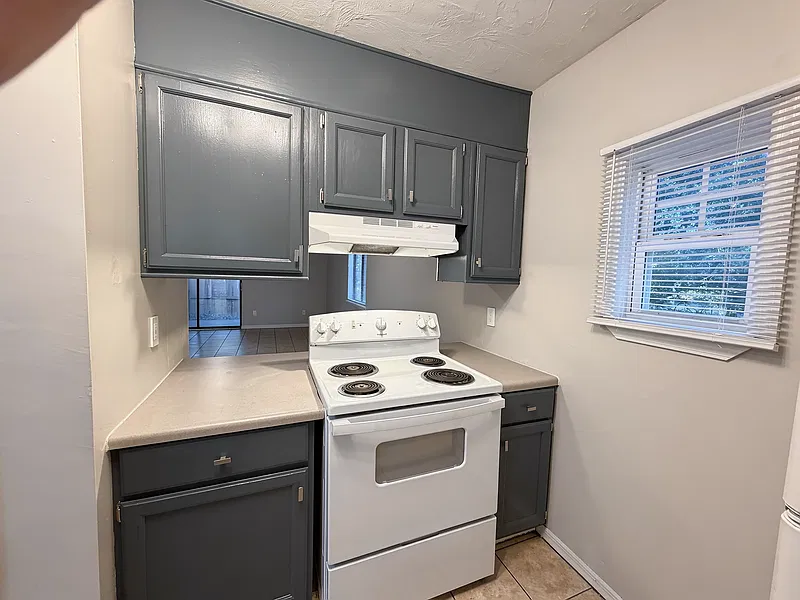 2 bed, 1.0 bath, 828 sqft, $1,125 — Photo 2