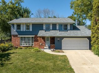 6905 Surrey Dr NE, Cedar Rapids, IA 52402