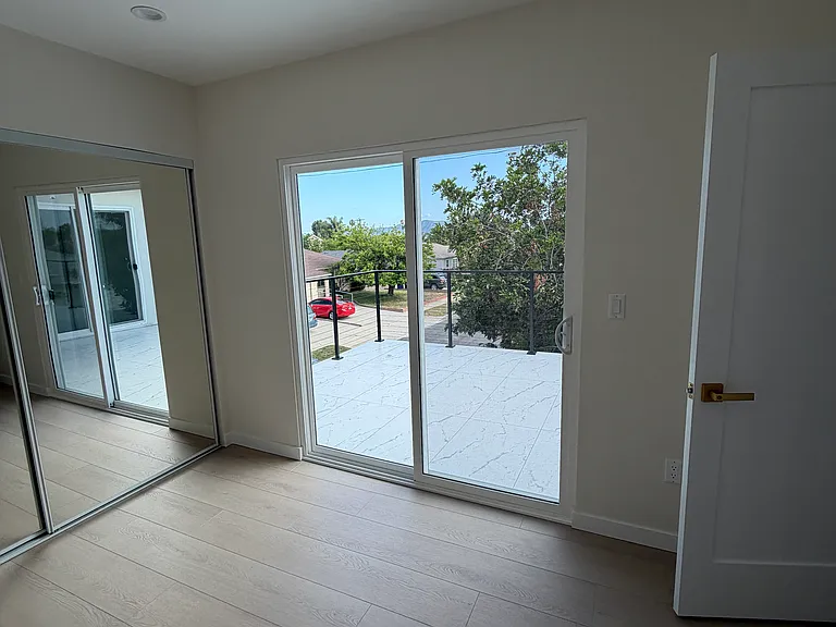 10834 Stagg St — Photo 4