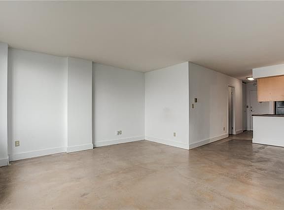 3rd image of 600 E 8th 6s St