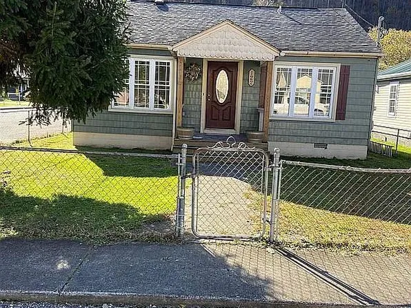 122 Sherman St, Sylvester, WV 25193