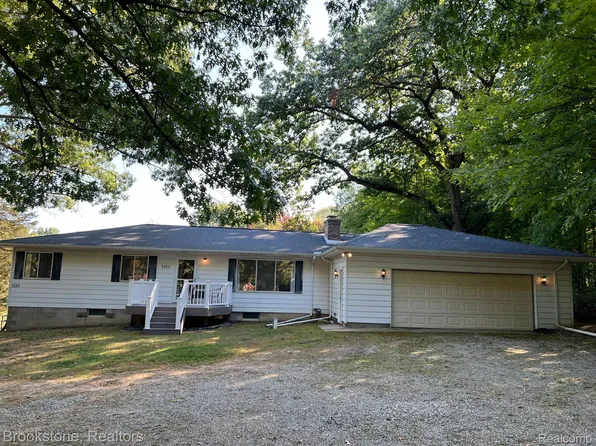 2205 Cole Rd, Lake Orion, MI 48362