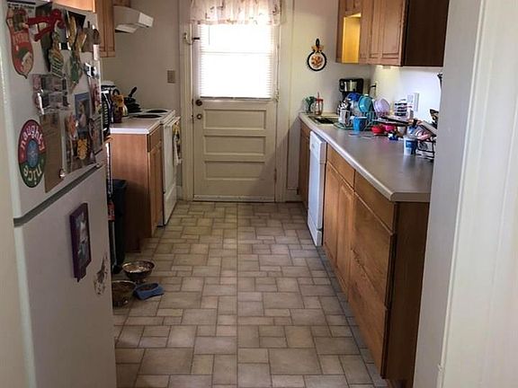 2nd image of 905 Woodland Ct