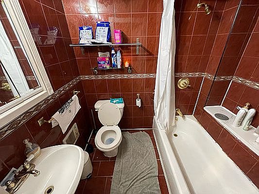 2nd image of 520 Henry St #1R
