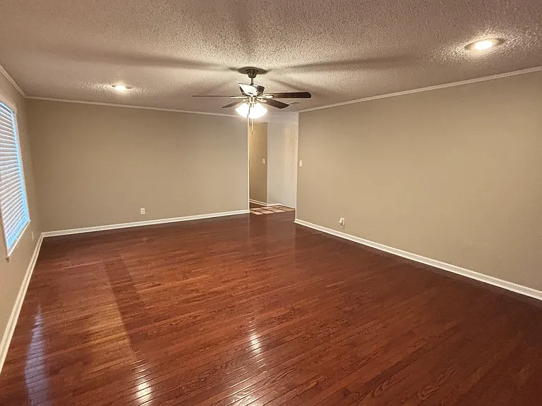 322 E Lee Ave — Photo 7