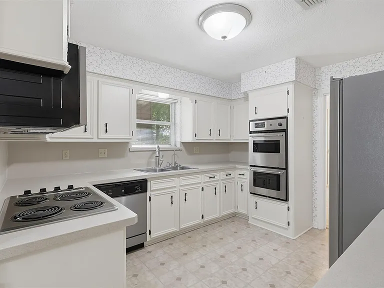 5923 Pinewood Springs Dr — Photo 7