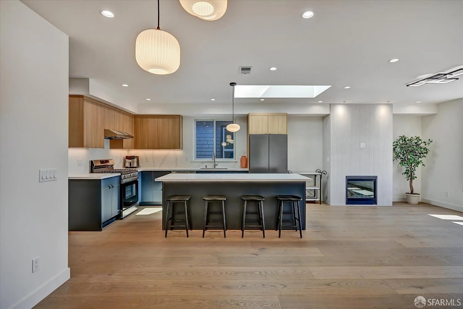 3 bed, 3.0 bath, 1600 sqft, $7,800 — Photo 3