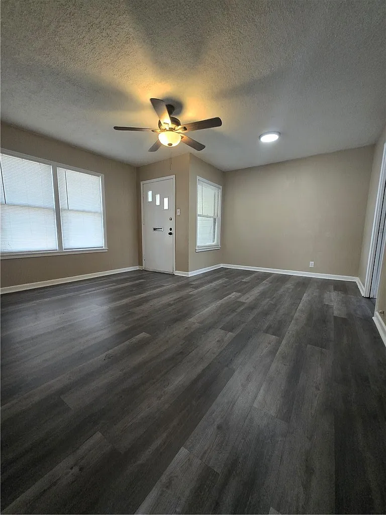 3 bed, 908 sqft, $1,550 — Photo 2