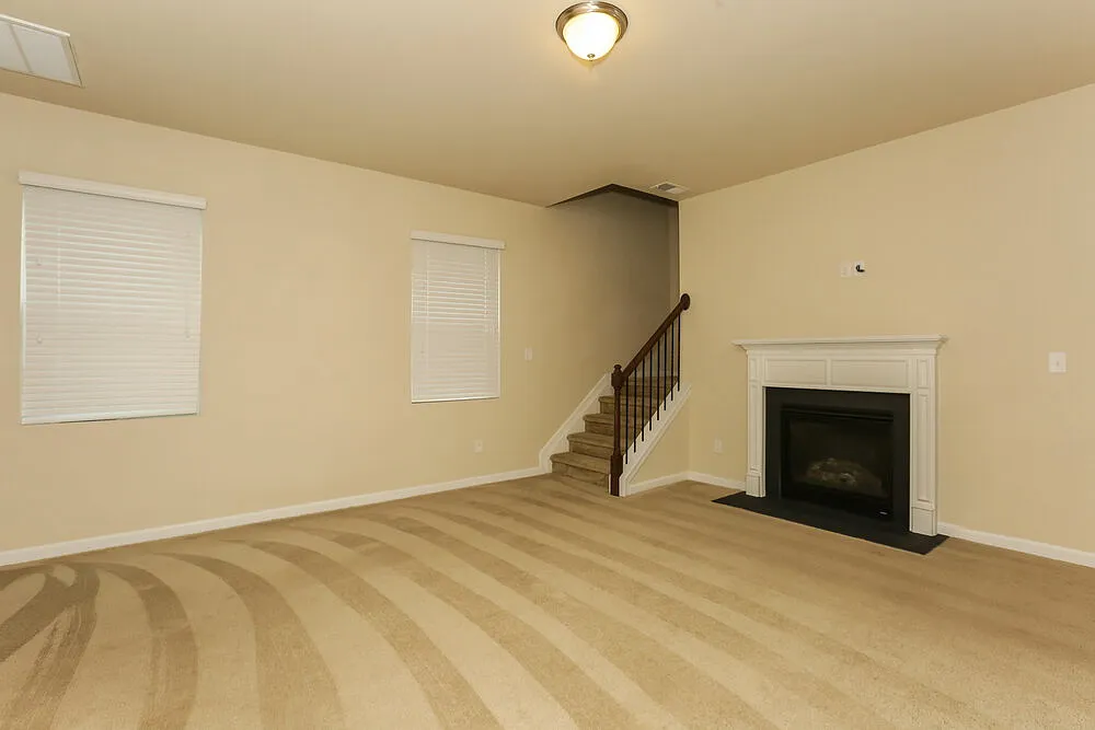 4 bed, 2.5 bath, 2020 sqft, $3,060 — Photo 3