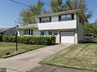 537 Englewood Dr, Magnolia, NJ 08049