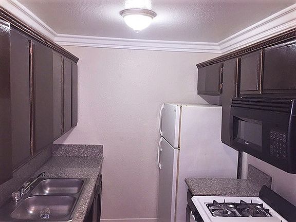 4th image of 11722 Saticoy St APT 3