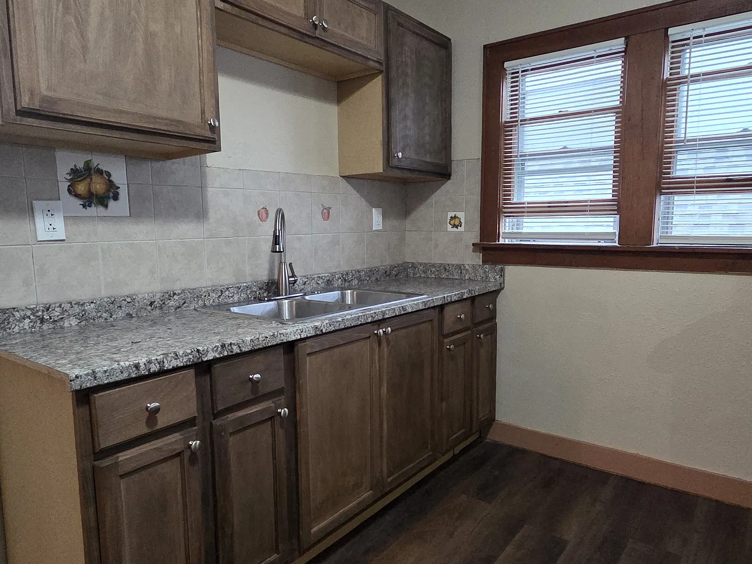3 bed, 1000 sqft, $1,300 — Photo 2