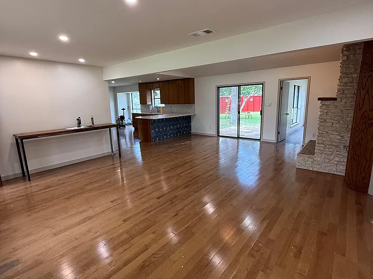 1009 Swallow Dr — Photo 4