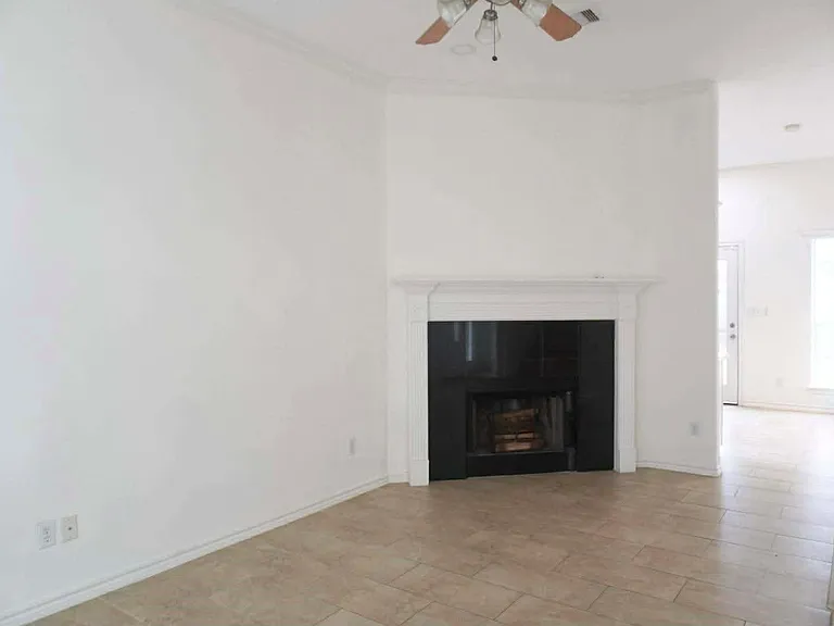 7916 Comal St — Photo 6