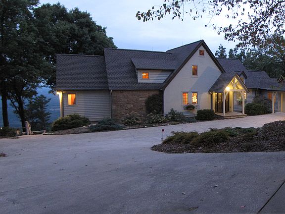 Easy driveway, good parking