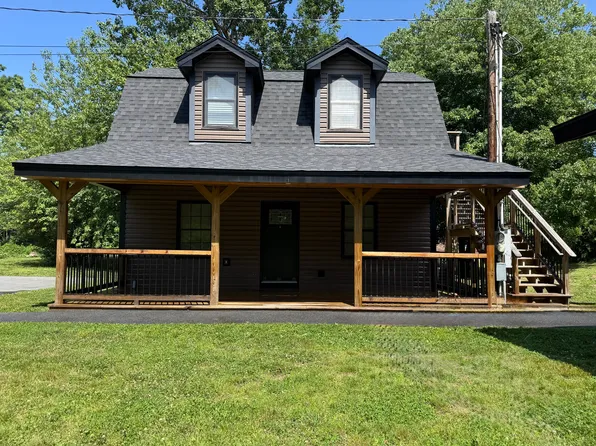 99 Main St #A, Sandown, NH 03873
