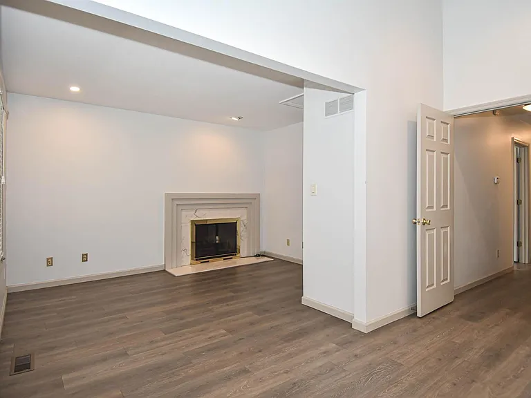 4444 Lindell Blvd #7 — Photo 35