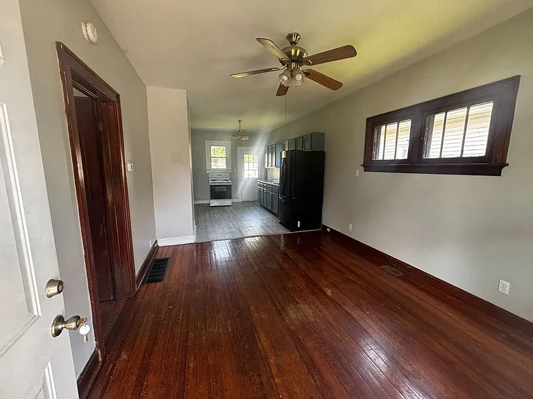 422 Wedeking Ave — Photo 2