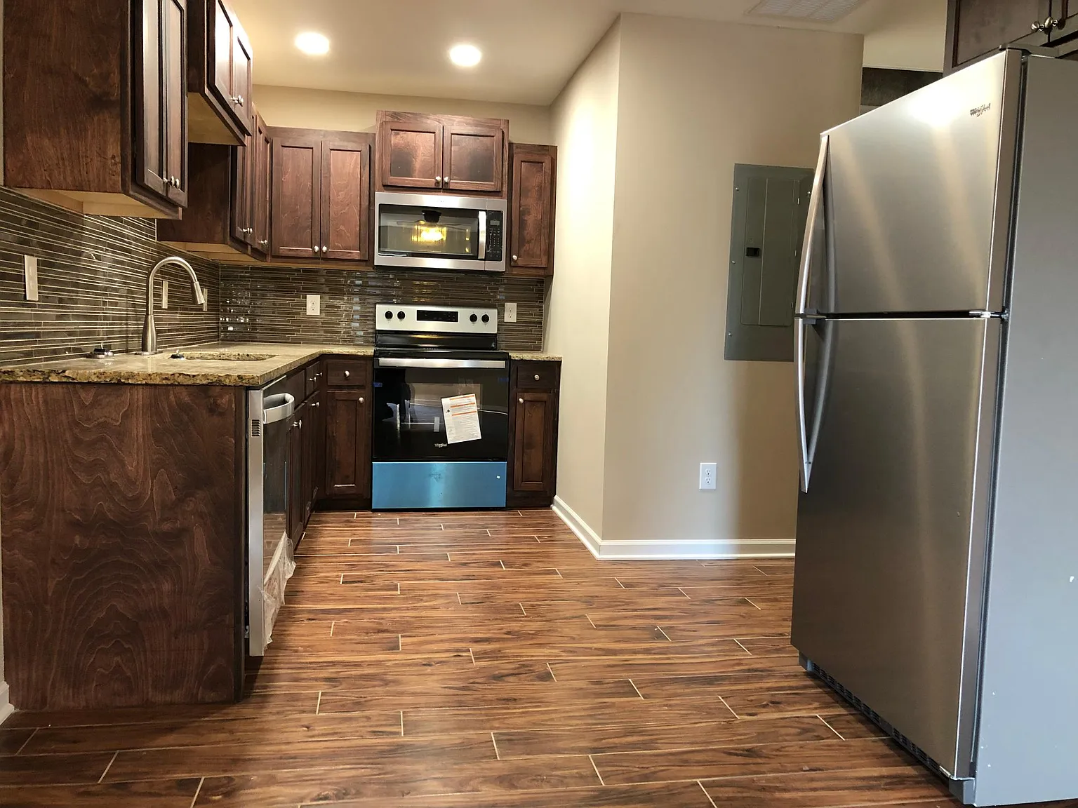 3 bed, 900 sqft, $1,380 — Photo 3