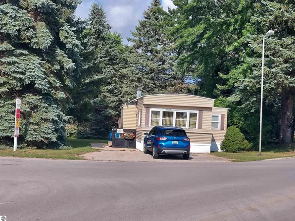 4553 Goldenrod Dr, Traverse City, MI 49685