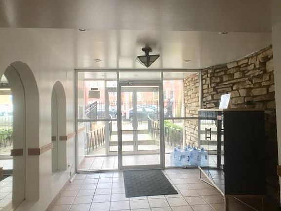 2nd image of 5909 N Kenmore Ave