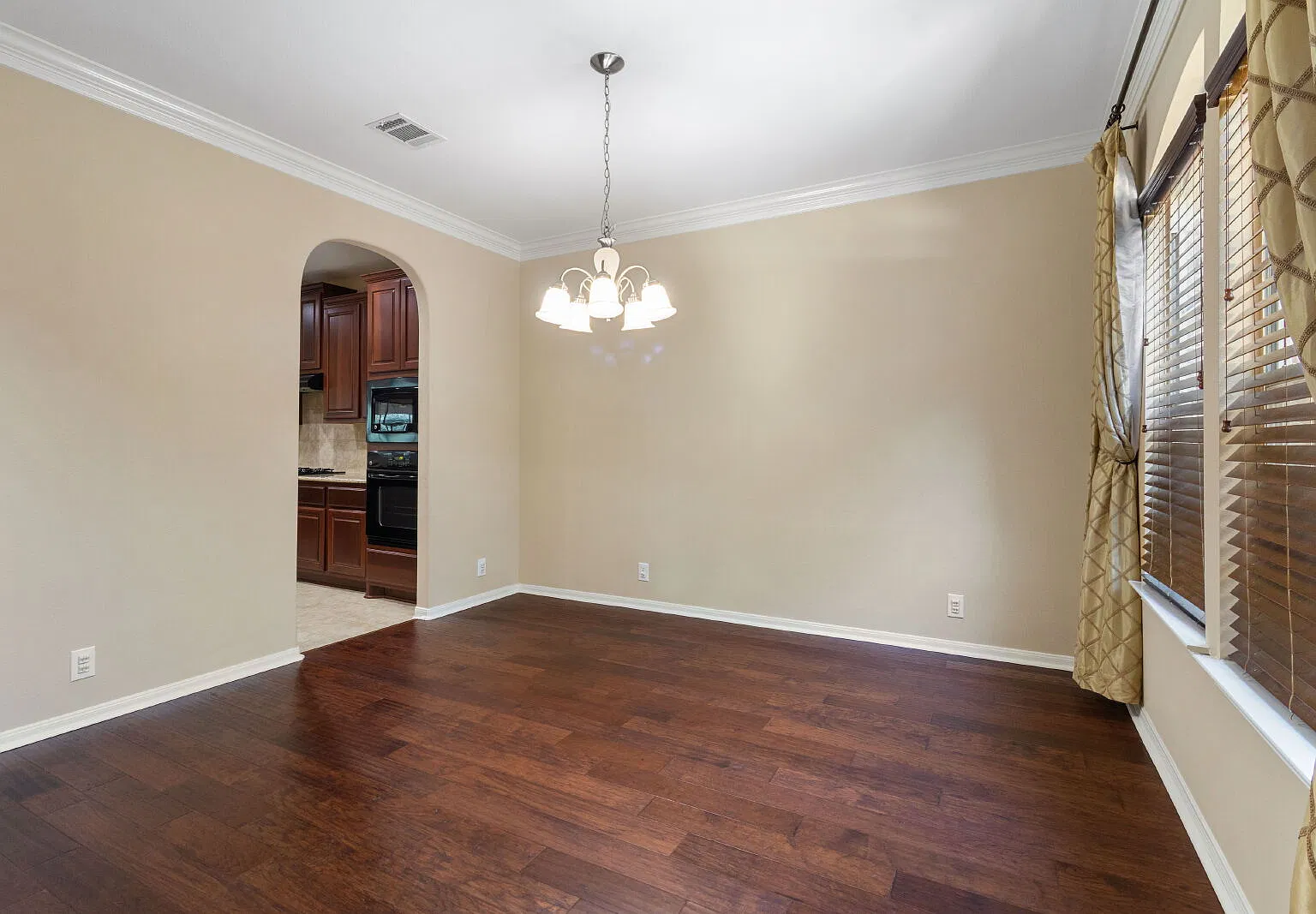 5 bed, 4.5 bath, 3879 sqft, $3,400 — Photo 2