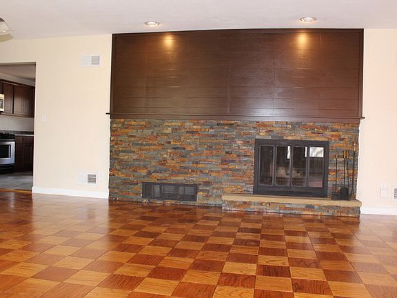 Living Room/ Fireplace