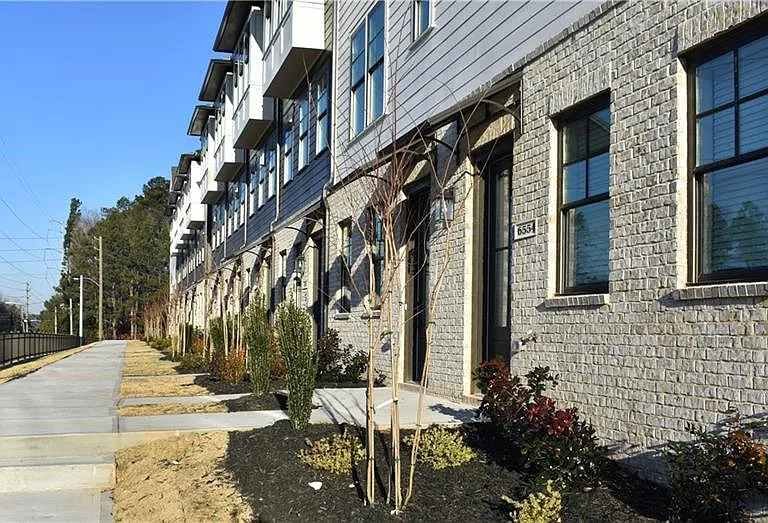 655 Beacon Dr — Photo 2