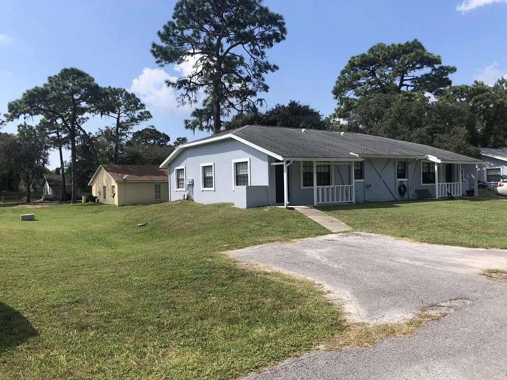 Building Photo - 452 N Sams Point