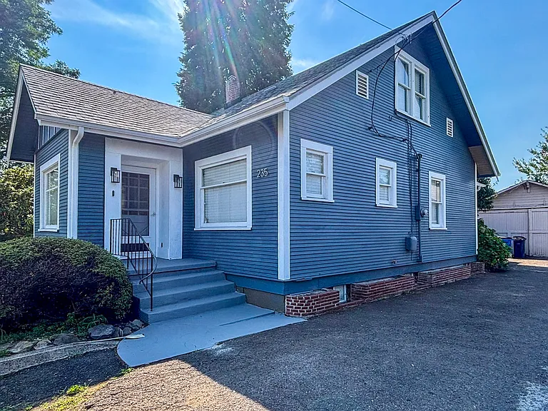 235 SE Lechner St — Photo 4