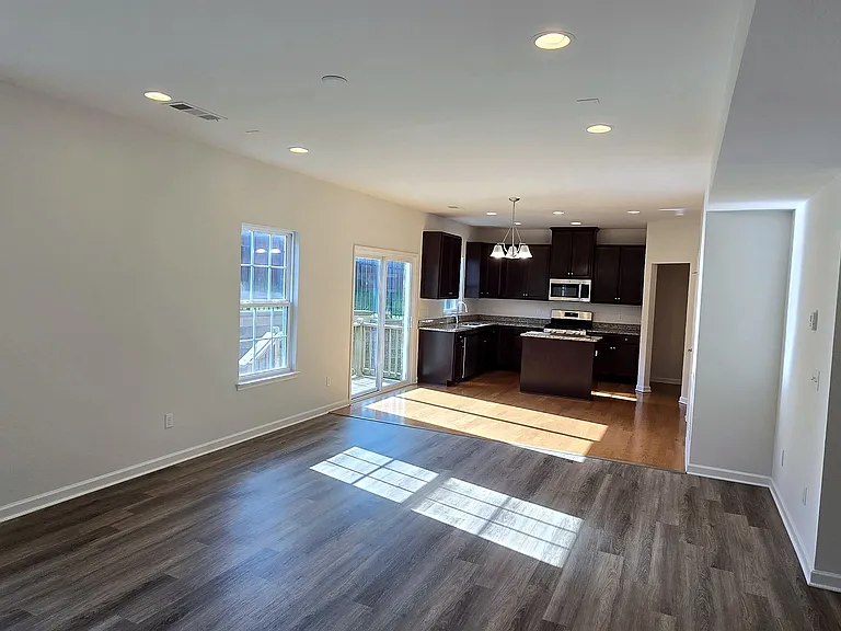 624 Stonebridge Ln — Photo 2