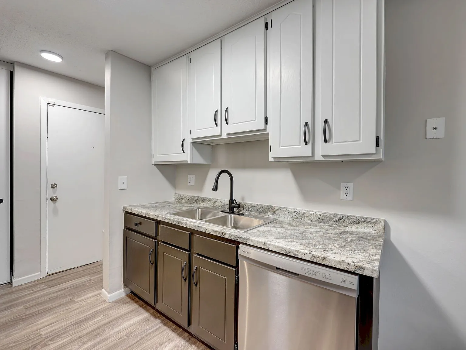 Royal Oaks Apartments — Photo 4