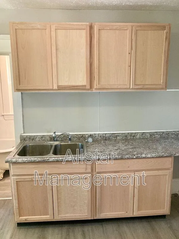 3 bed, 1.0 bath, 1000 sqft, $1,200 — Photo 2