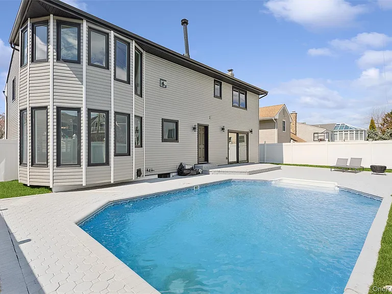 88 Mark Ln — Photo 15